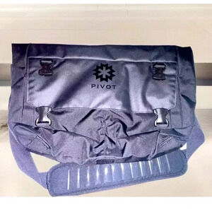 PIVOT URBAN MEN’S BLACK MESSENGER BAG EVA-PADDED LIGHTWEIGHT FITS 15” LAPTOP